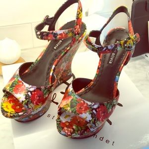 Alice and Olivia Wedge Sandal  8.5 US